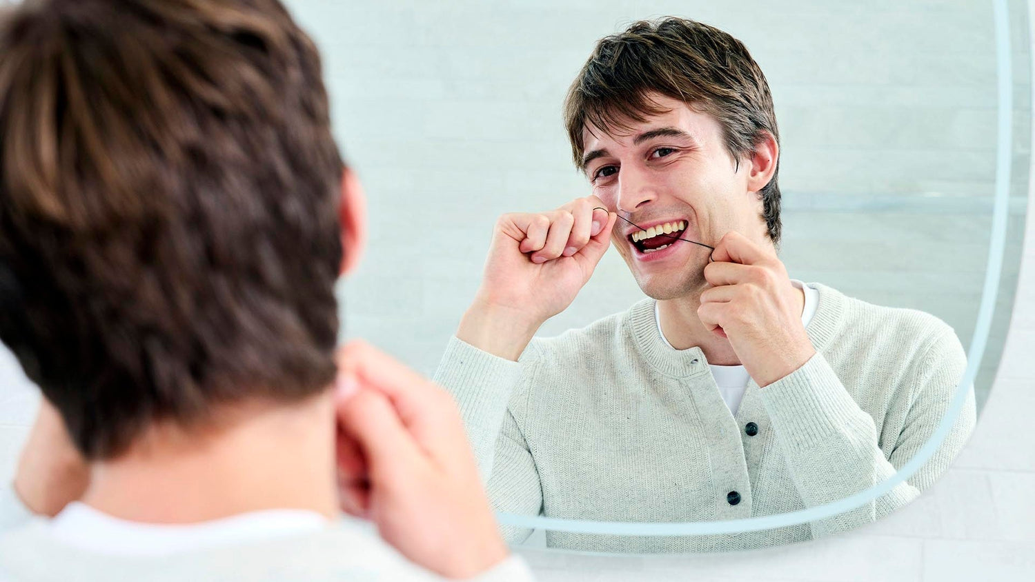 デンタルフロスって必要？使い方とタイミング、正しく知って歯の健康をキープ！