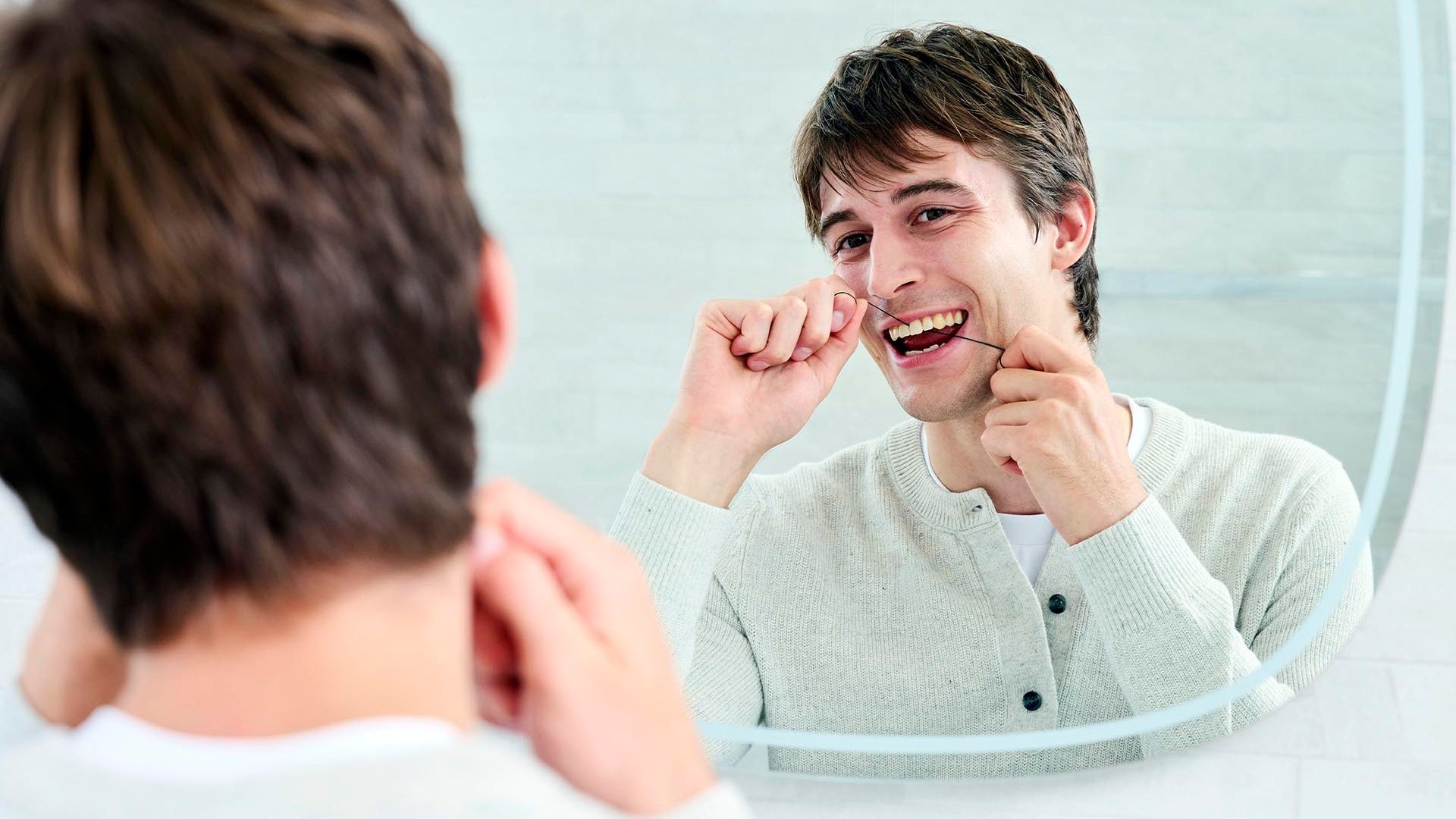 デンタルフロスって必要？使い方とタイミング、正しく知って歯の健康をキープ！